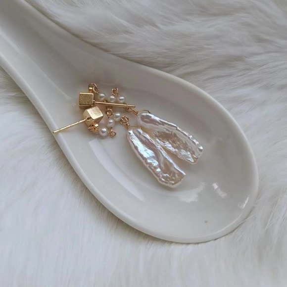 Handmade Asymmetric Genuine Baroque Freshwater Pearl Yellow Gold Dangle Earrings - Picture 3 of 4
